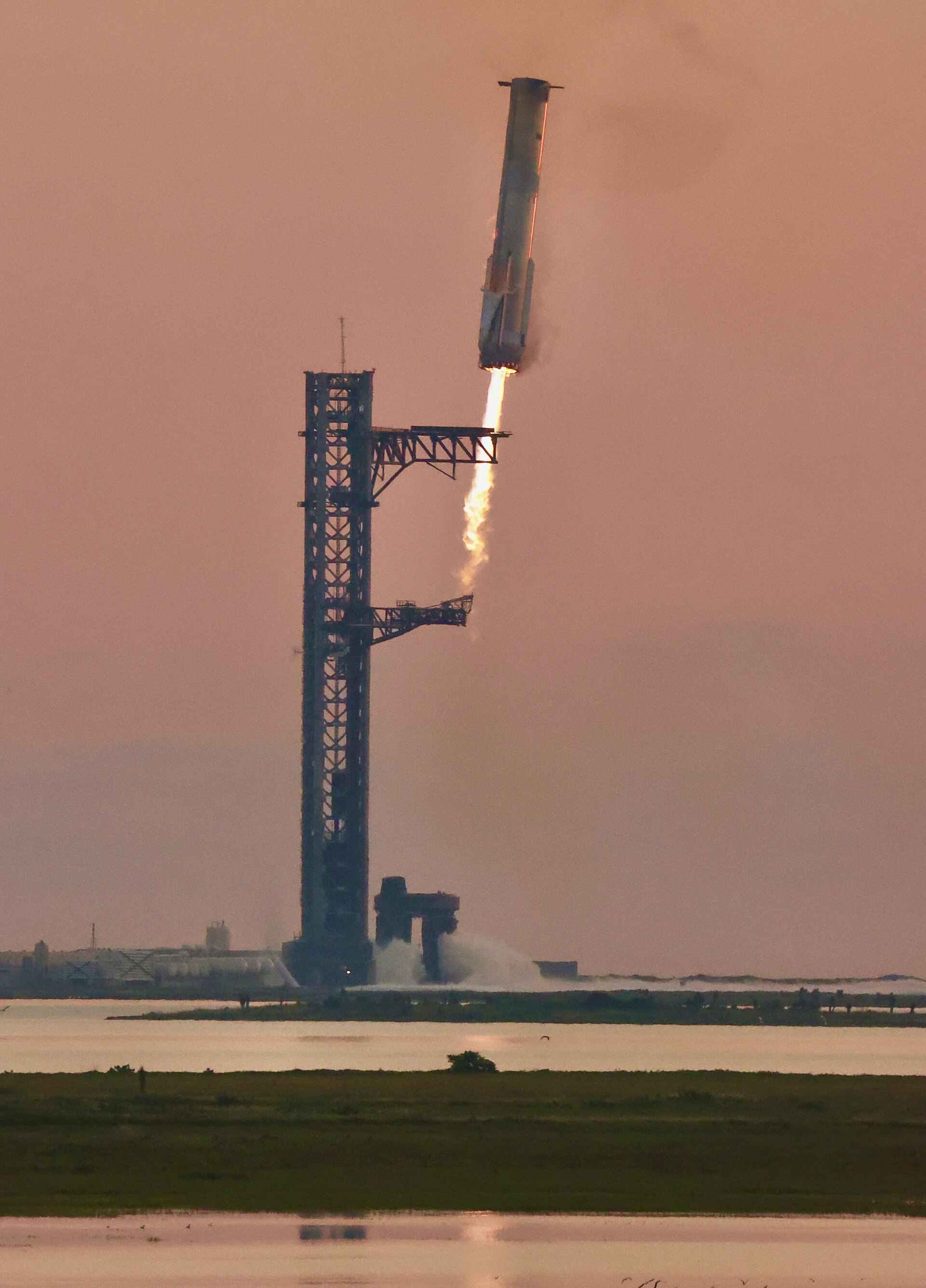 Super Heavy booster on final approach to the Mechazilla tower